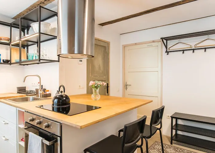 Quiet Center With Private Parking