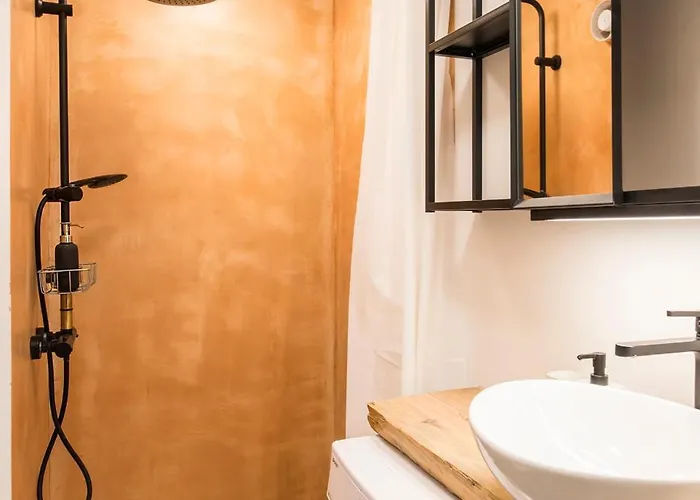 Quiet Center With Private Parking Apartment