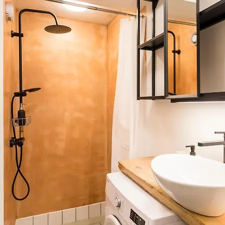 Quiet Center With Private Parking Apartment